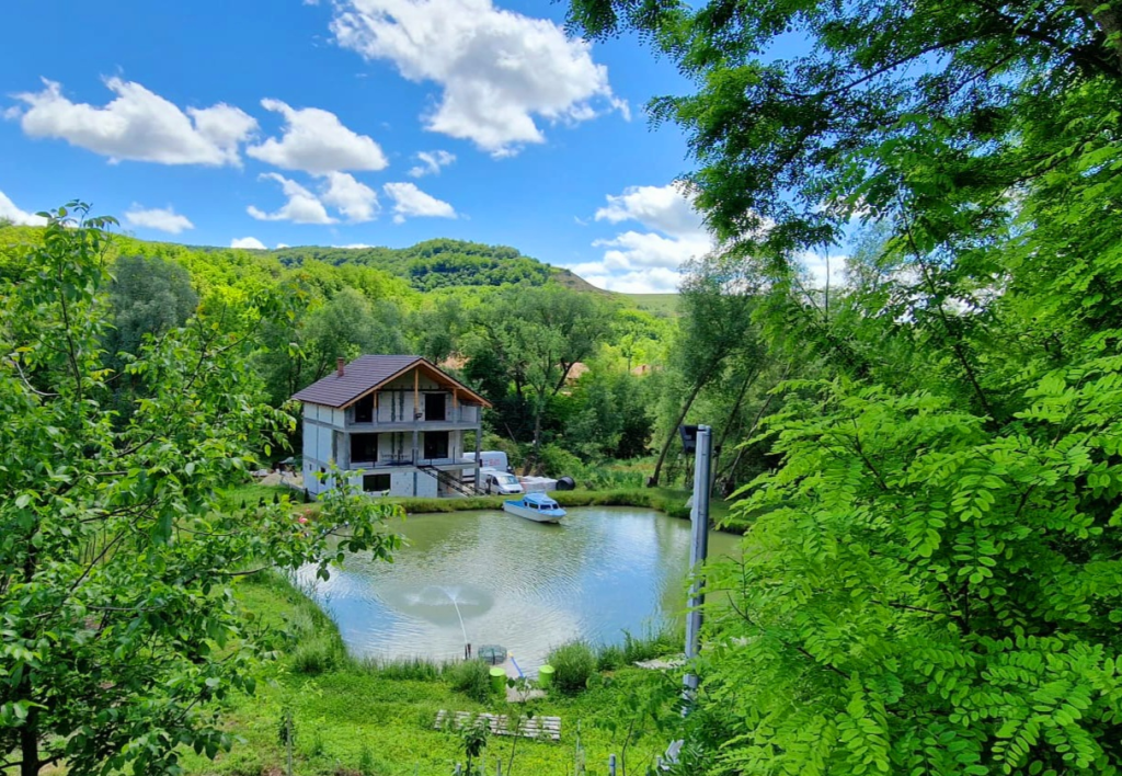 Casa Din  Vale  campare / cazare Lodroman 